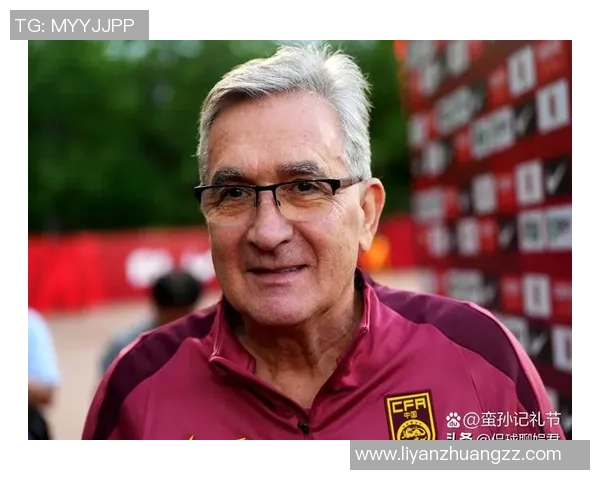 足球场上发呆的球星瞬间展现沉思与专注的独特魅力